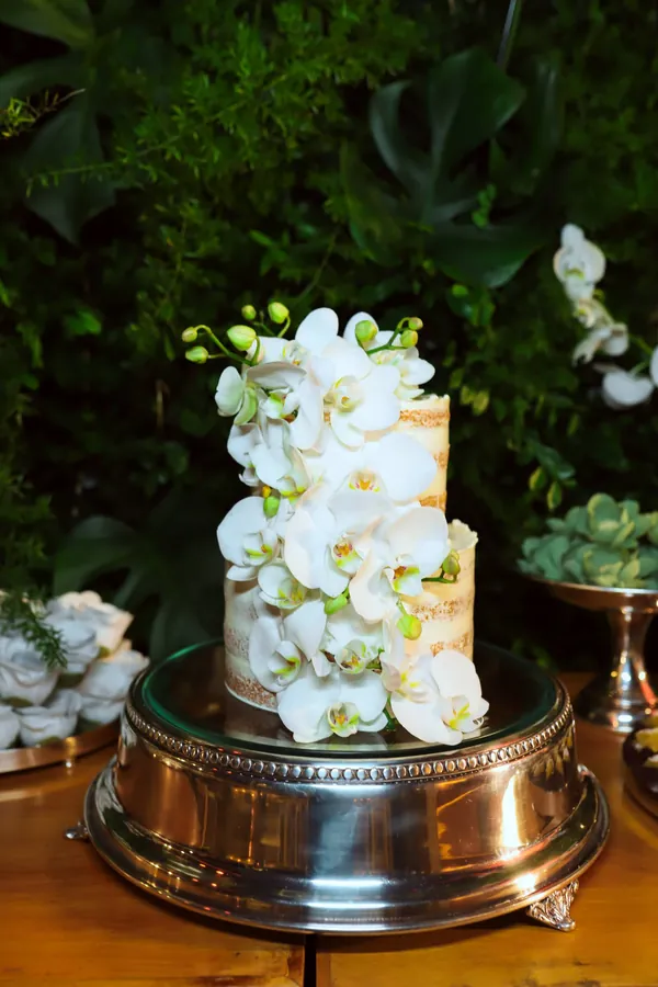Dois andares com orquídeas brancas em cascata