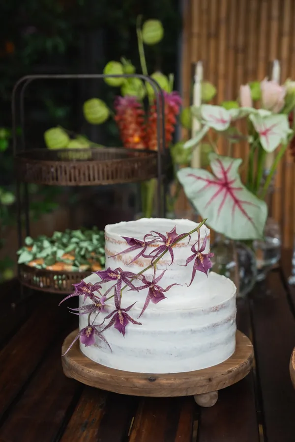 Dois andares semi cobertos, com orquídeas delicadas