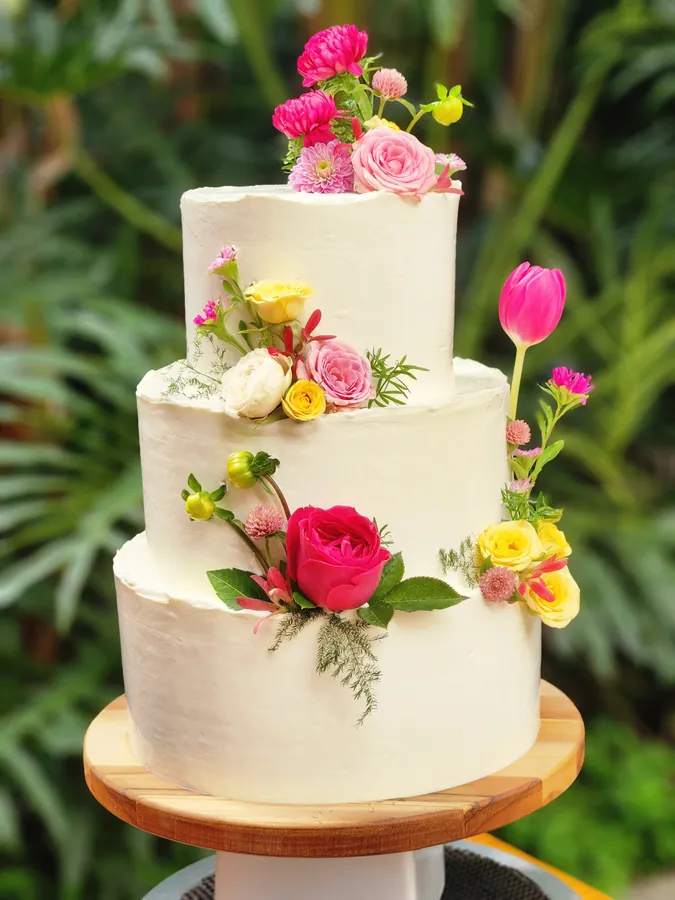 Três andares lisos, com rosas e flores coloridas