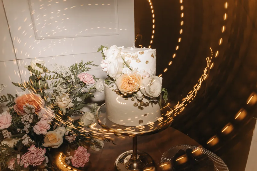 Dois andares com flores brancas e rosadas