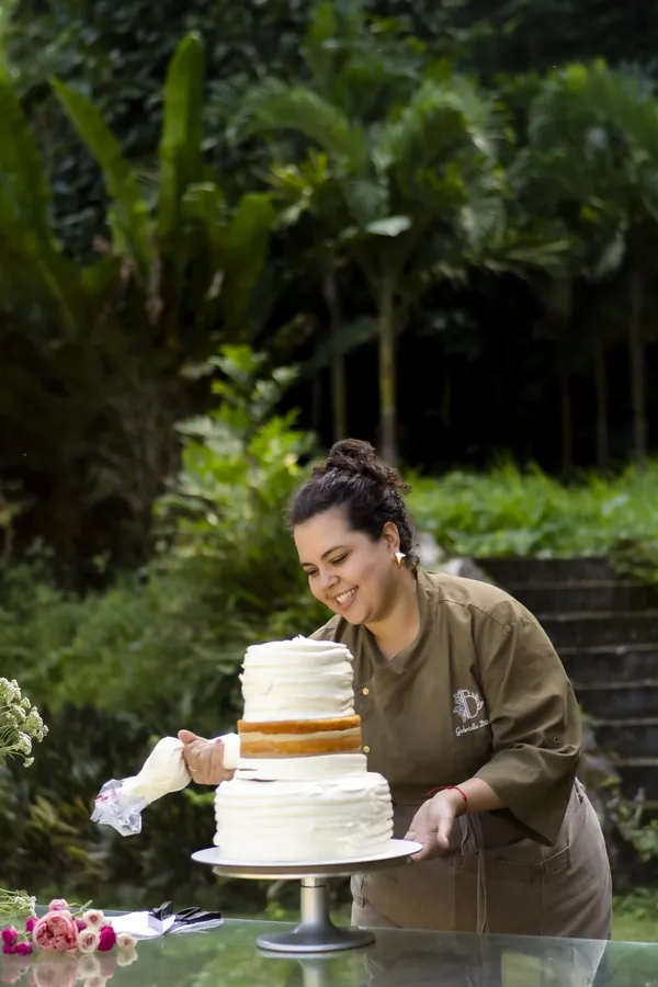 A chef montando o bolo de andar ao ar livre