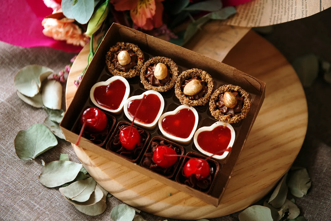 Caixa da Brada com corações de chocolate, cerejas e ninhos