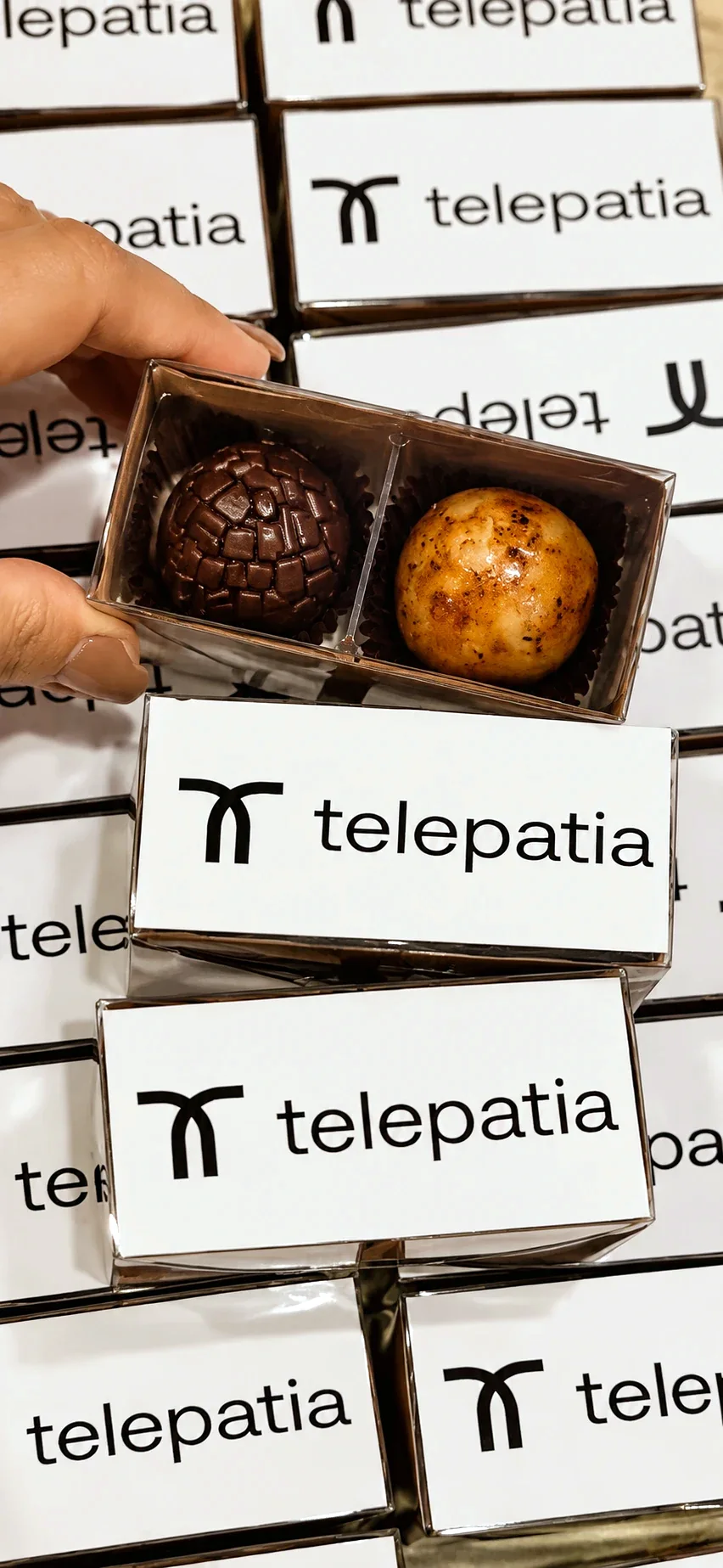 Caixinha de dois brigadeiros com a luva personalizada de um cliente