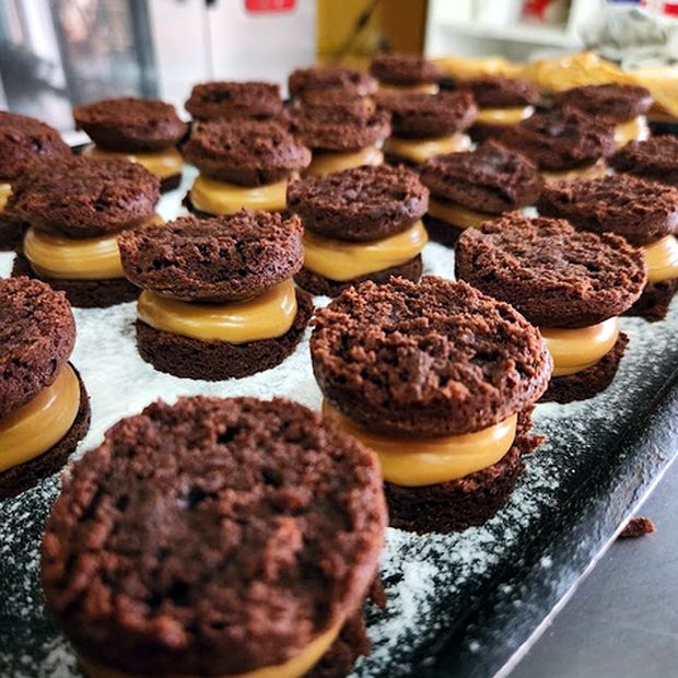 Brownie com brigadeiro — massa de brownie brada e brigadeiro 50%