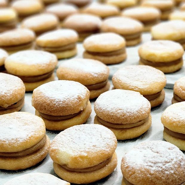 Pão de ló com doce de leite — baunilha brasileira e doce de leite caseiro