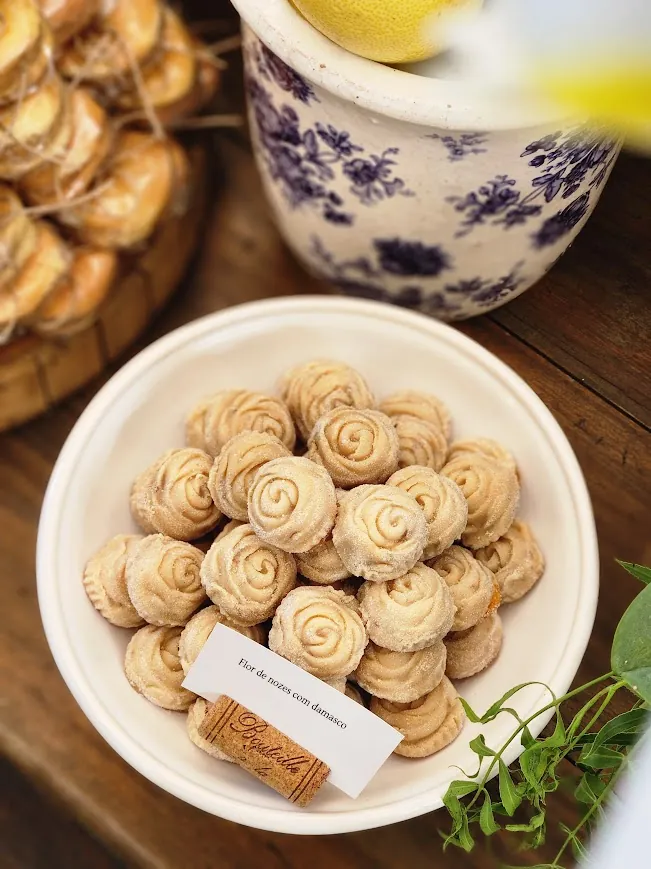 Flor de nozes com damasco, doce da linha Assinatura da Brada