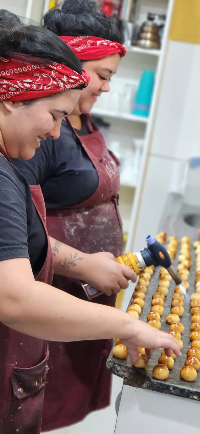 Equipe da Brada Doçaria Brasileira preparando doces
