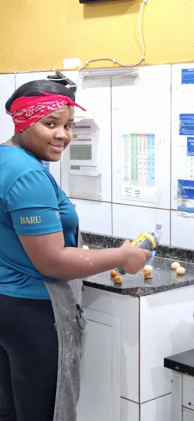 Equipe da Brada Doçaria Brasileira preparando doces