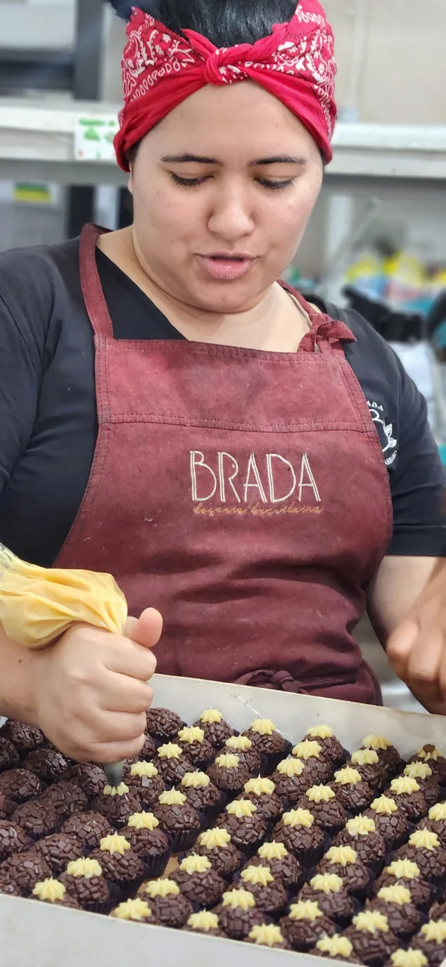 Equipe da Brada Doçaria Brasileira preparando doces