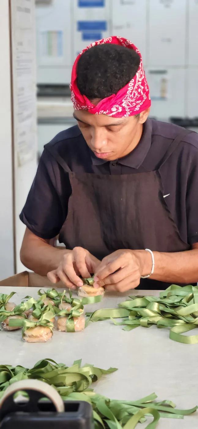 Equipe da Brada Doçaria Brasileira preparando doces