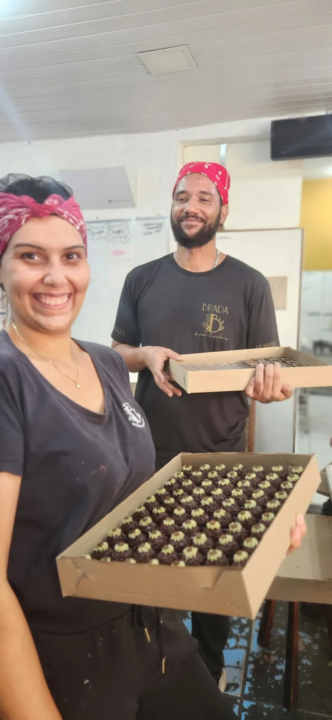 Equipe da Brada Doçaria Brasileira preparando doces