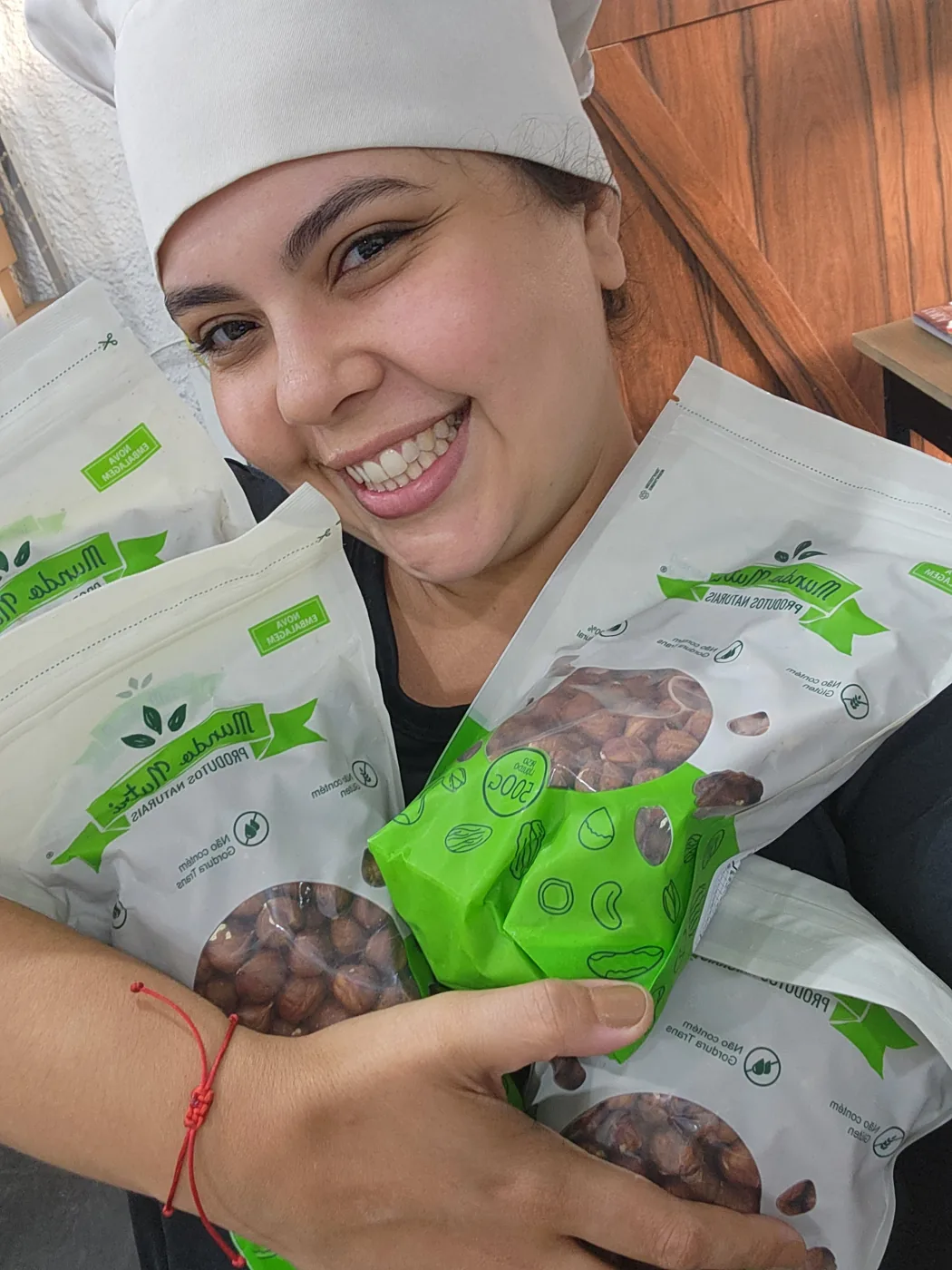 Equipe da Brada Doçaria Brasileira preparando doces