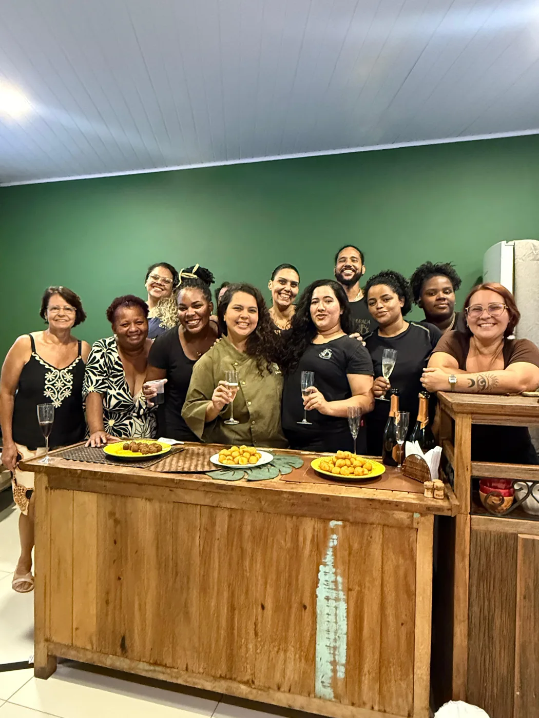 Equipe da Brada Doçaria Brasileira preparando doces