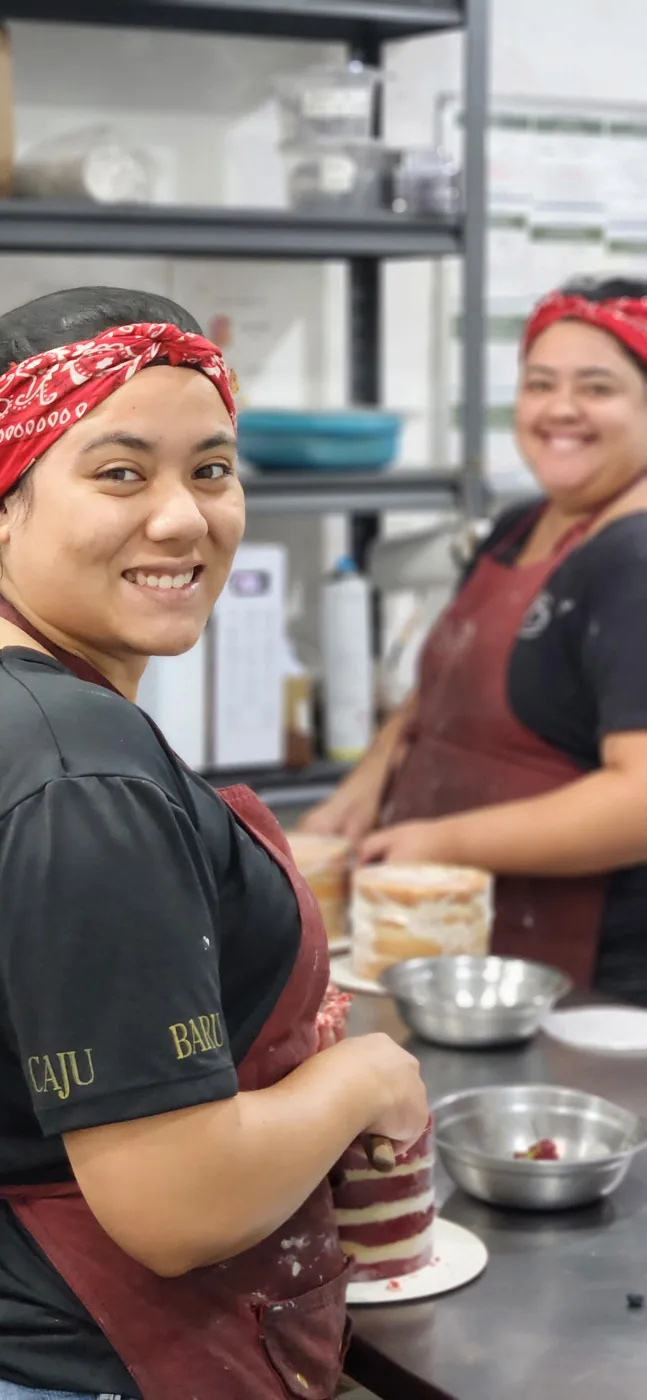Equipe da Brada Doçaria Brasileira preparando doces