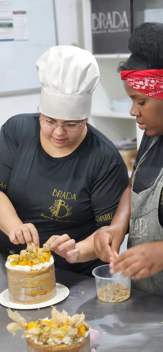 Equipe da Brada Doçaria Brasileira preparando doces