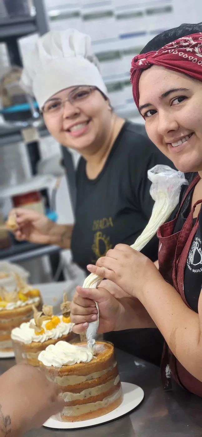 Equipe da Brada Doçaria Brasileira preparando doces