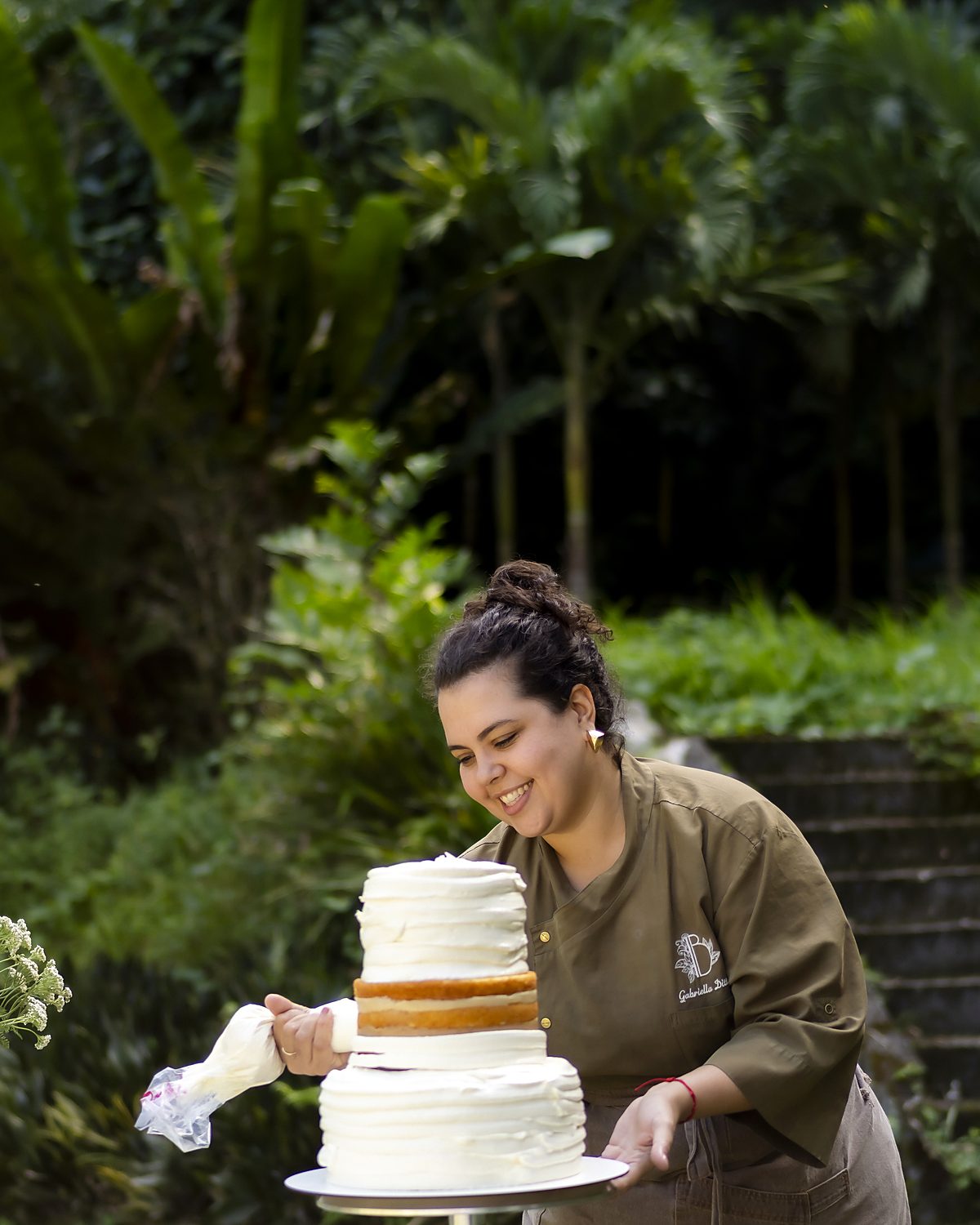 A chef Gabriella Dittz montando um bolo na cozinha da Brada